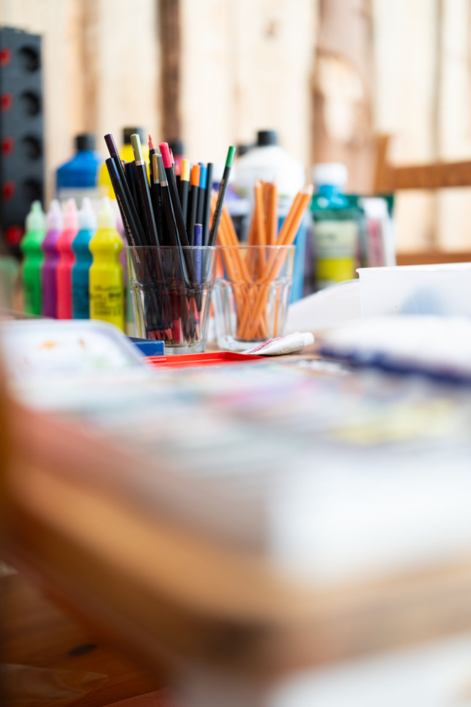 Ein Tisch mit Stiften und Farben.